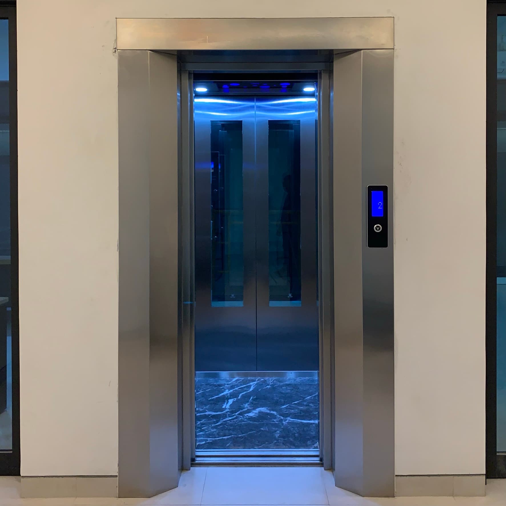 Lift Barang Cargo Lift dan Lift Penumpang